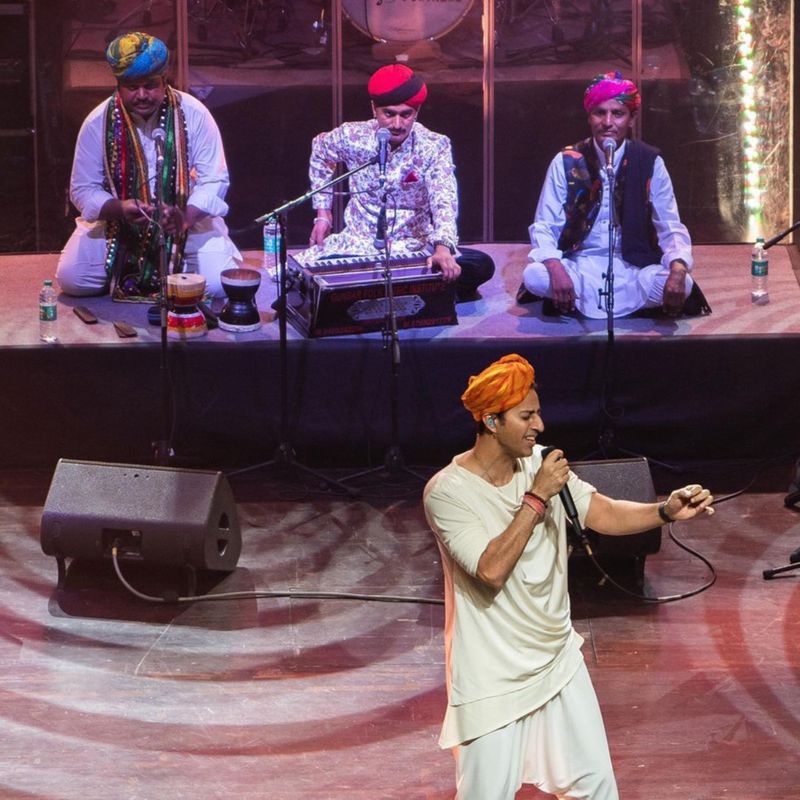 Salim with Rajasthani folk singers-1657788330804