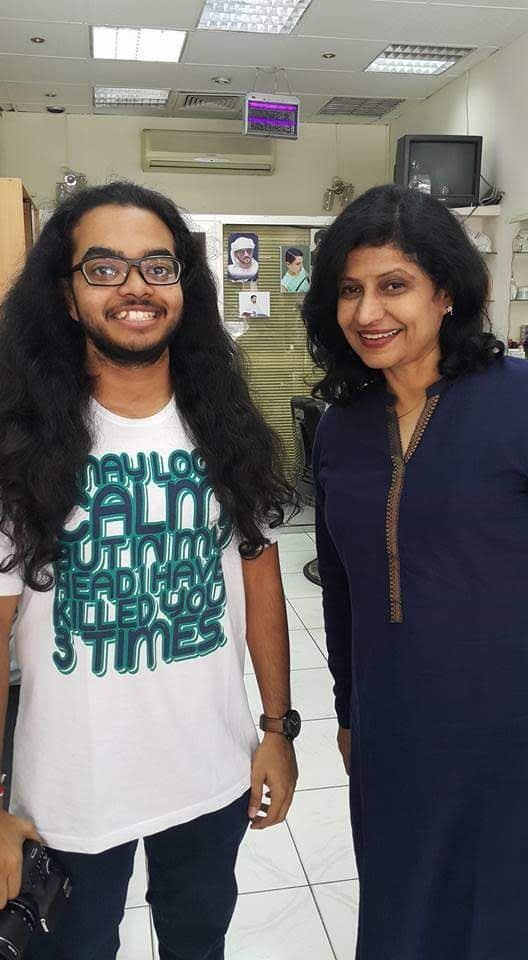 Premi Mathew with a hair donor ahead of a donation event-1658581446930