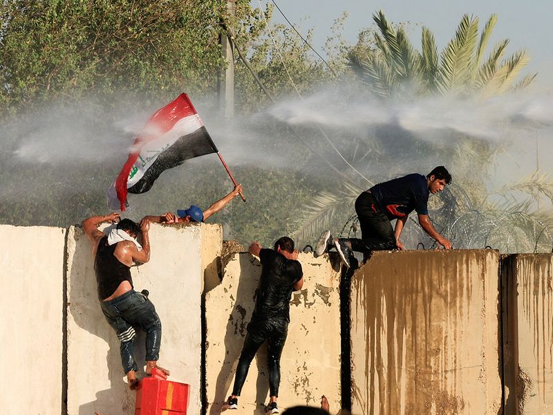 Protesters storm Iraq parliament 