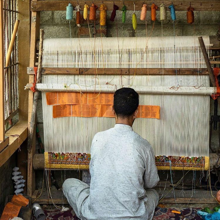 Kashmiri Oriental Carpet - An artisan weaving a silk carpet 
