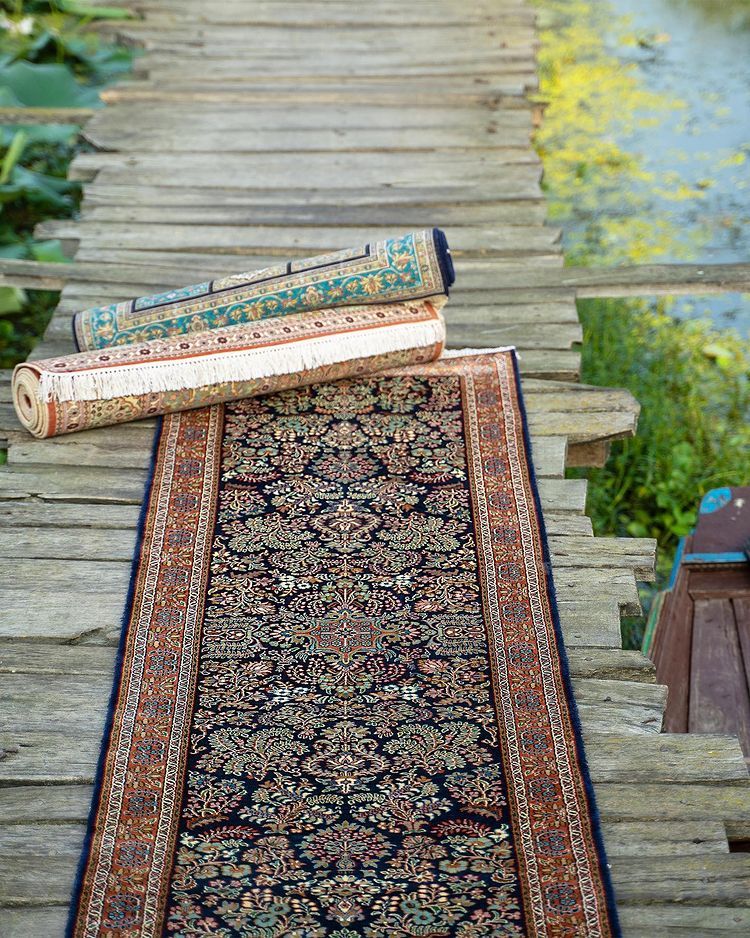 Kashmiri carpet - A silk runner 