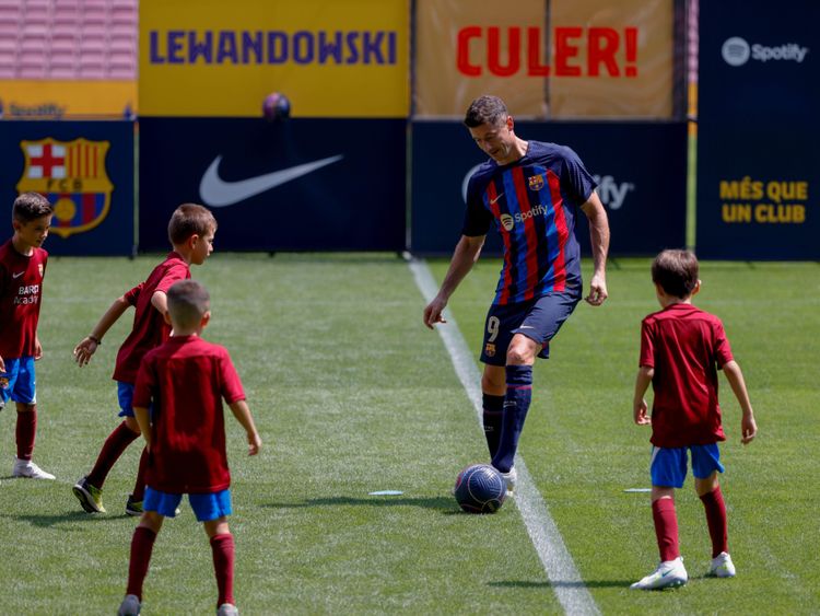 Robert Lewandowski performs tricks wearing new Barca squad number