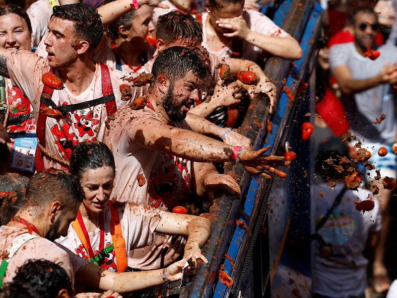 2022-08-31T133432Z_1916076043_RC2N7W96VMIE_RTRMADP_3_SPAIN-CULTURE-TOMATO-FIGHT