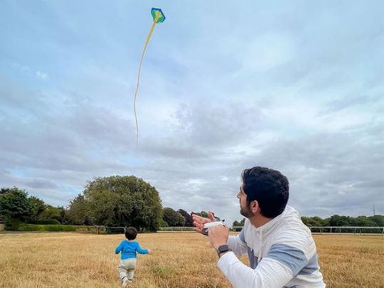 Sheikh Hamdan flies kite with child