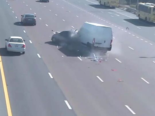 abu-dhabi-police-video-showing-accident-from-stopping-in-middle-of-the-road-1662122074503