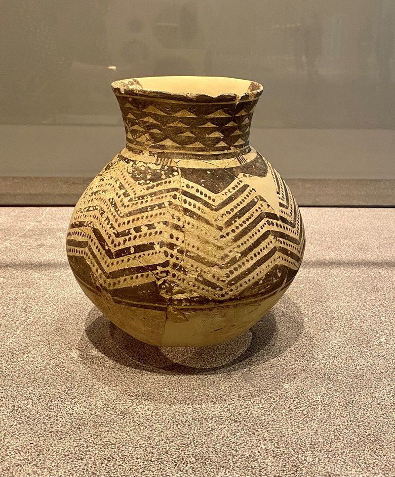 A_vase_with_geometric_decoration_©Department_of_Culture_and_Tourism_-_Abu_Dhabi_-1662202790006