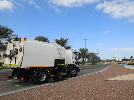 tadweer-truck-cleaning-road-in-Abu-Dhabi---WAM-1662893220596