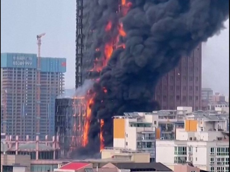 Huge fire engulfs high-rise apartment building in UAE