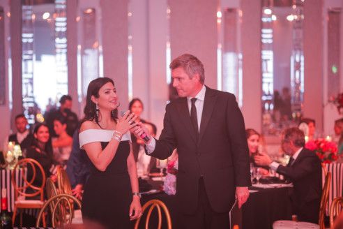 Art be a Part founder Medha Nanda with MC and auctioneer Tom Urquhart-1664085555945