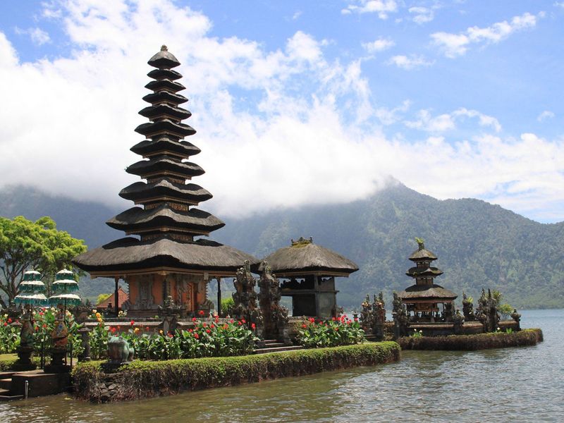 8 Indonesia-Pagoda-Temple-Lake