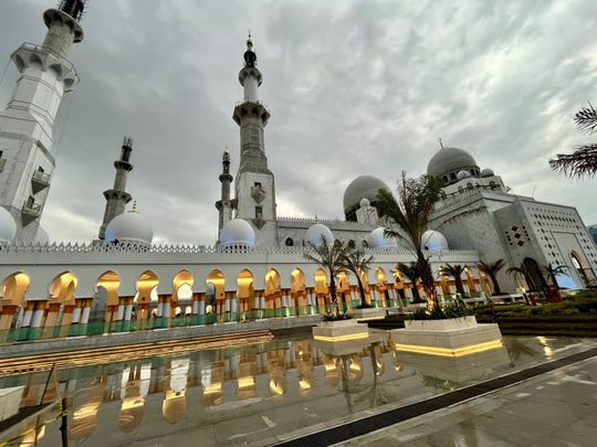 Replika Masjid Agung Sheikh Zayed Abu Dhabi akan dibuka di Indonesia bulan depan.