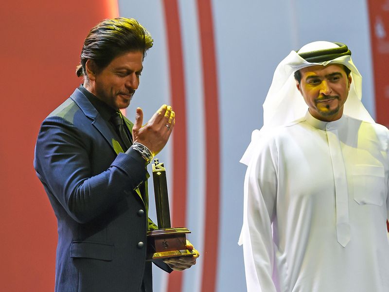 Shah Rukh Khan takes a bow along with Ahmed bin Rakkad Al Ameri, Chairman of the Sharjah Book Authority