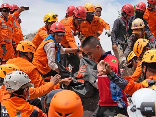 Pictures: Indonesian Rescuers Search Through Rubble Of Quake; 268 Dead ...