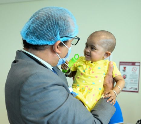 Little Eman with her doctor Zainul Aabideen, Head of the Department of Pediatric Hematology, Oncology, and Bone Marrow Transplantation, at BMC-1669286497851