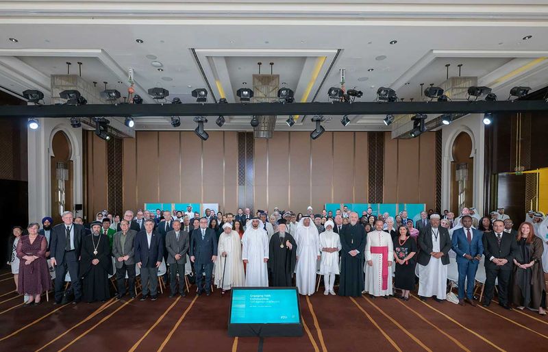 Sheikh Saif Bin Zayed with forum participants. 