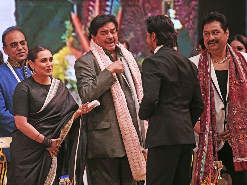  Bollywood actors Shah Rukh Khan and Shatrughan Sinha interact with each other. Actress Rani Mukerjee and playback singer Kumar Sanu were also present. 