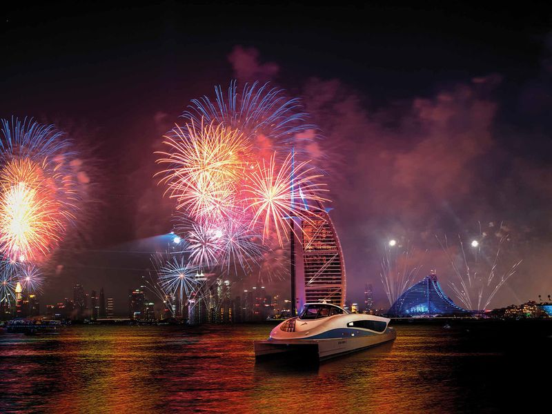 Watch_the_Fireworks_from_Dubai_Ferry-1671868465901