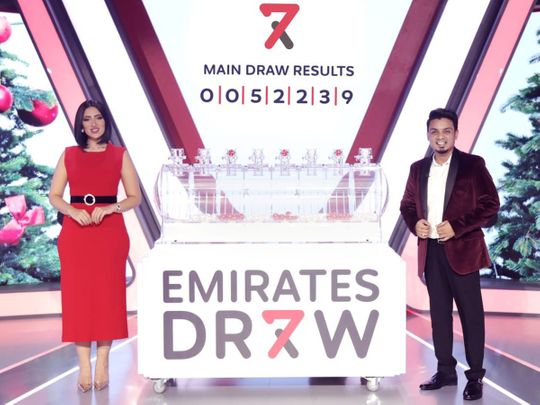 Emirates-Draw-Hosts-announcing-winning-numbers-Dec-25-2021-new-1640505323366