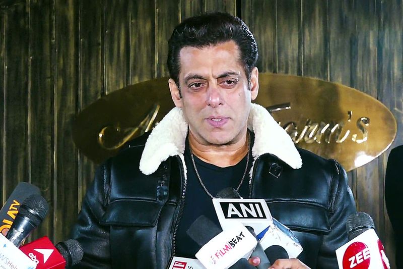 Bollywood actor Salman khan speaks to the media about the snake bite incident, in Mumbai on Monday. 