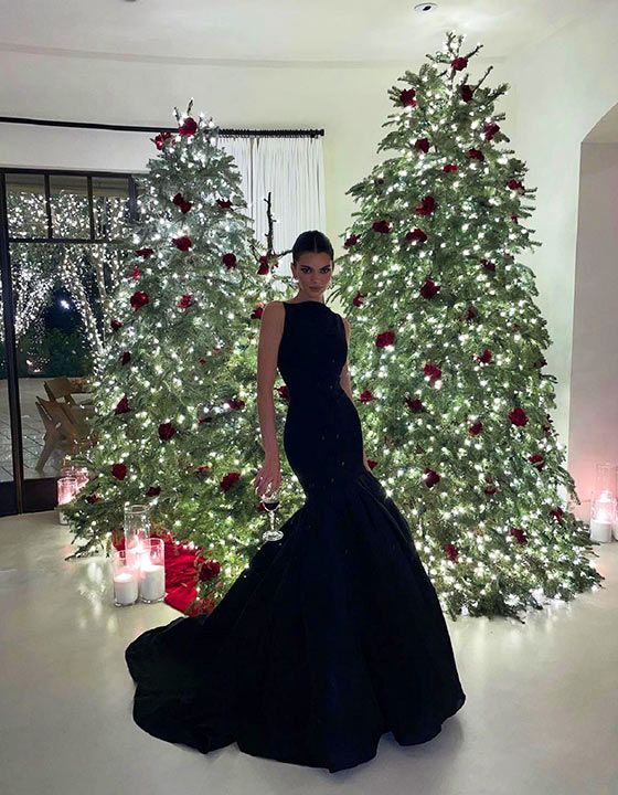 Model Kendall Jenner celebrated Christmas with the KarJenner family. She looked stunning in a silhouette-hugging chic black gown. The dress had a mermaid cut and splayed out in a skirt. 