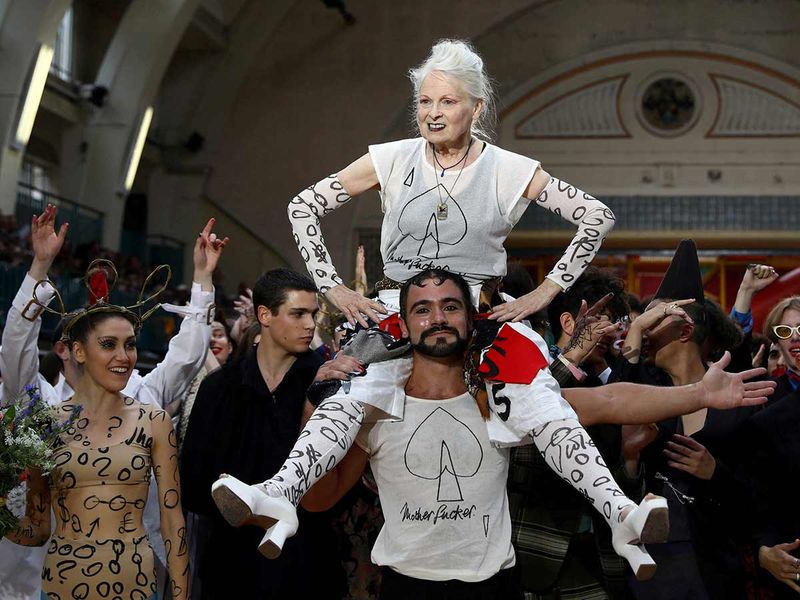  Designer Vivienne Westwood is carried after her catwalk show at London Fashion Week Men's in London, Britain June 12, 2017.