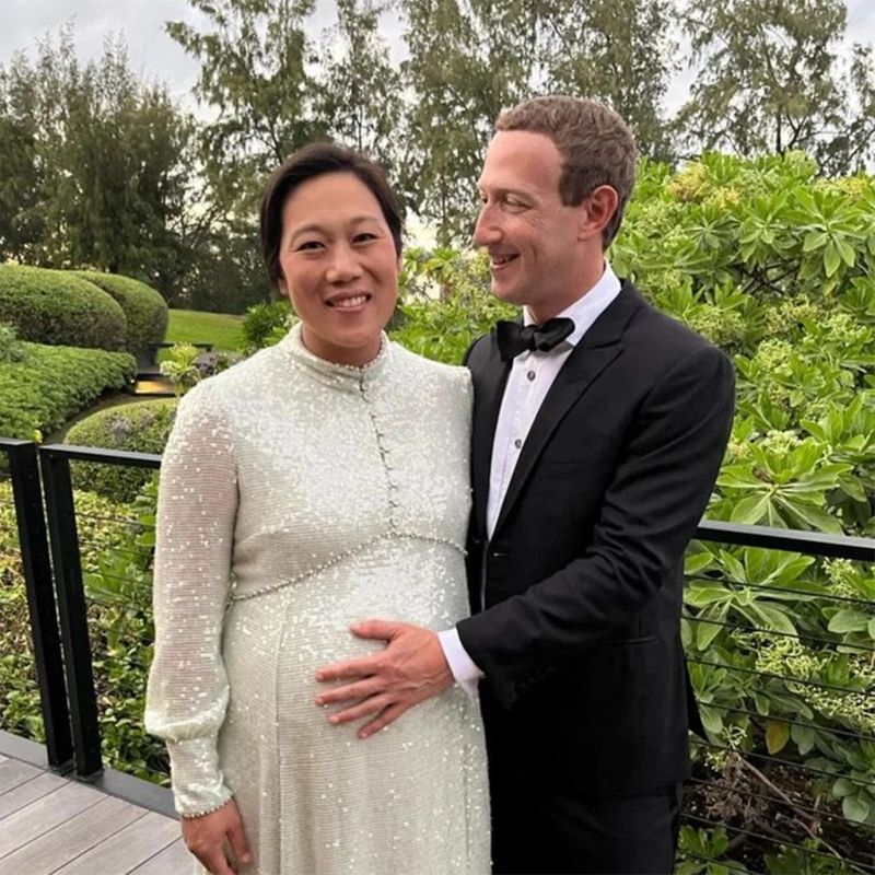 Mark Zuckerberg Shares Photo With Pregnant Wife Priscilla Chan