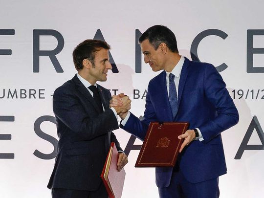 Spain's Prime Minister Pedro Sanchez (R) and France's President Emmanuel Macron