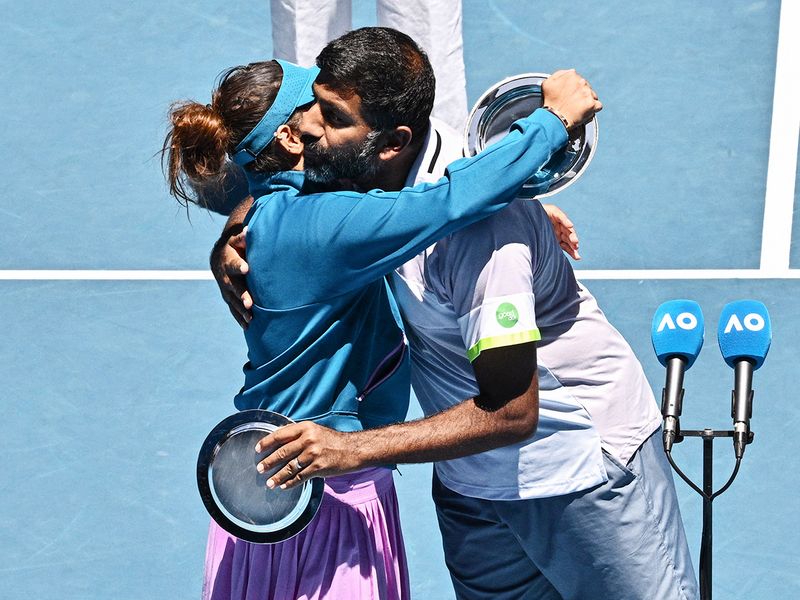 India's Sania Mirza (L) and Rohan Bopanna hug