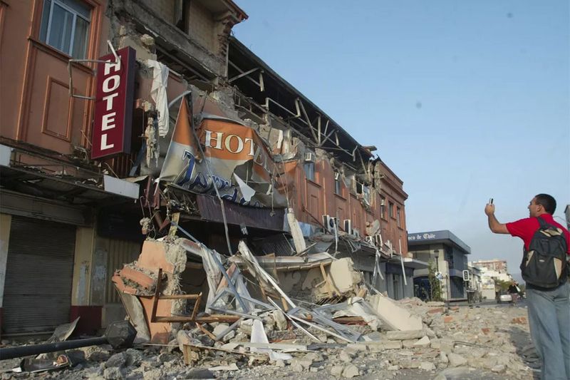  Feb 27, 2010 - CHILE - An 8.8 magnitude quake and subsequent tsunami in Chile killed more than 500 people, wrecking hundreds of thousands of homes and mangling highways and bridges.