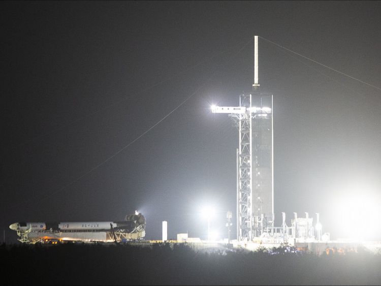 Falcon 9 with capsule Endeavor-1677323951215