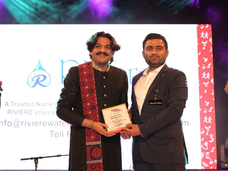 Organizer-Imran-Tunio-Presenting-Award-Shield-Singer-Rajab-Fakeer-1677320015935
