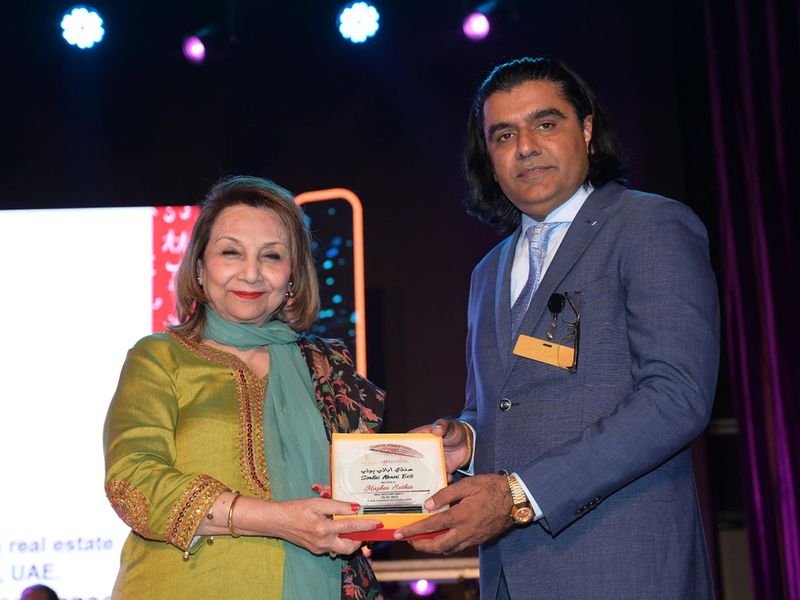 Organizer-Javed-Korejo-Presenting-Award-Sheild-to-Mehtab-Akber-Rashidi-(Writer)-1677320017874