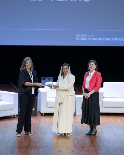 Sheikha Bodour Al Qasimi awarding the speakers 99-1677753197860