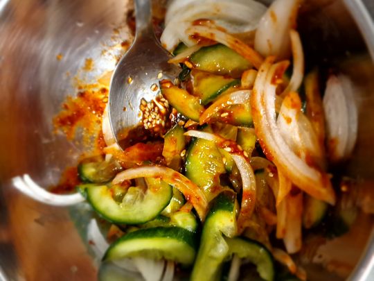 6. Mix the drained cucumber, onion slices, and mix well with the sauce. 