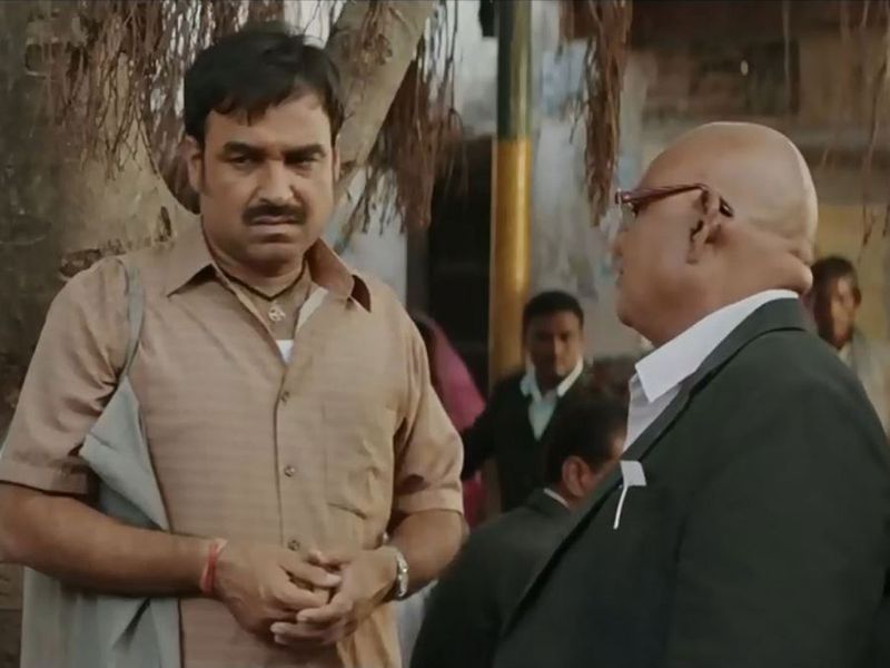 Satish Kaushik and Pankaj Tripathi in 'Kaagaz' (2021)