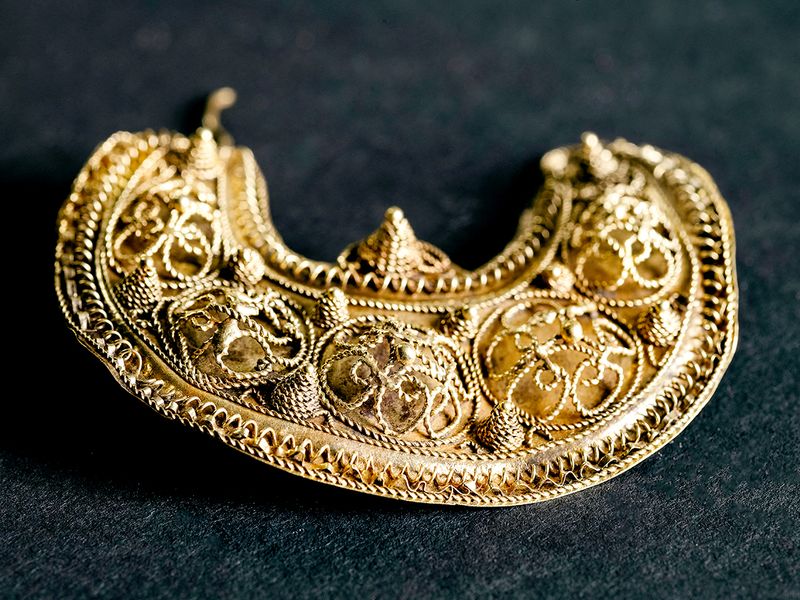 A gold jewellery item, part of the 1000-year-old medieval treasure discovered in Hoogwoud. Archeologie 