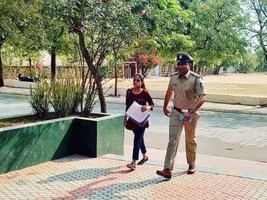 India: Father dropped daughter at the wrong exam centre, police come to her rescue, photo goes viral on Twitter