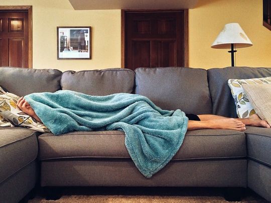 Alguien durmiendo en el sofá de Pexels.com