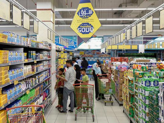 وزارة الاقتصاد: لا يمكن لتجار التجزئة في الإمارات رفع أسعار 9 أطعمة خلال شهر رمضان