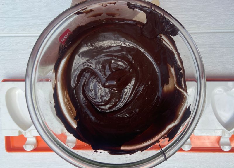 Place chocolate in a bowl and heat it in the microwave in bursts of 30 seconds until it is completely melted.
