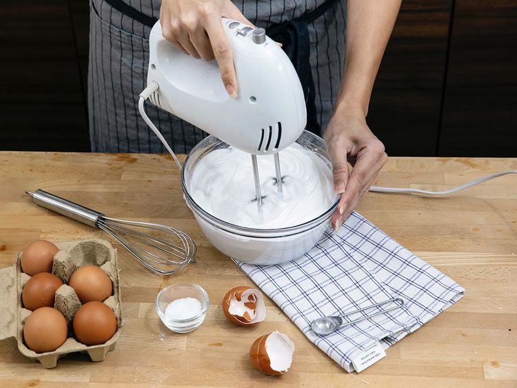 Hand Mixer Electric, 7 Speeds Selection Portable Handheld Kitchen Whisk,  Lightweight Powerful Handheld Electric Mixer Stainless Steel Egg Whisk with  2 Dough Hooks & 2 Beaters for Cake, Baking, Cooking 