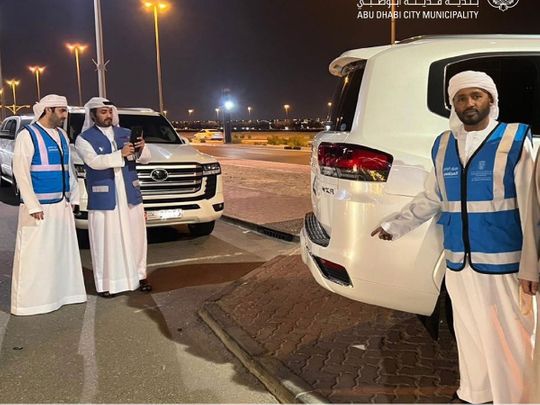abu-dhabi-municipality-twitter-pic-showing-officials-showing-parking-on-sidewalk-1680676519965