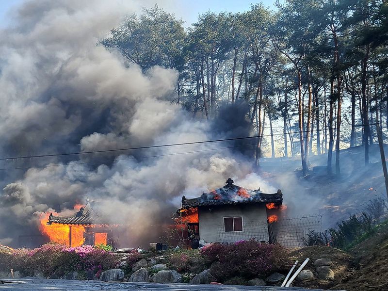 2023-04-11T050652Z_555336484_RC24C0A4QRQ7_RTRMADP_3_SOUTHKOREA-FIRE-(Read-Only)