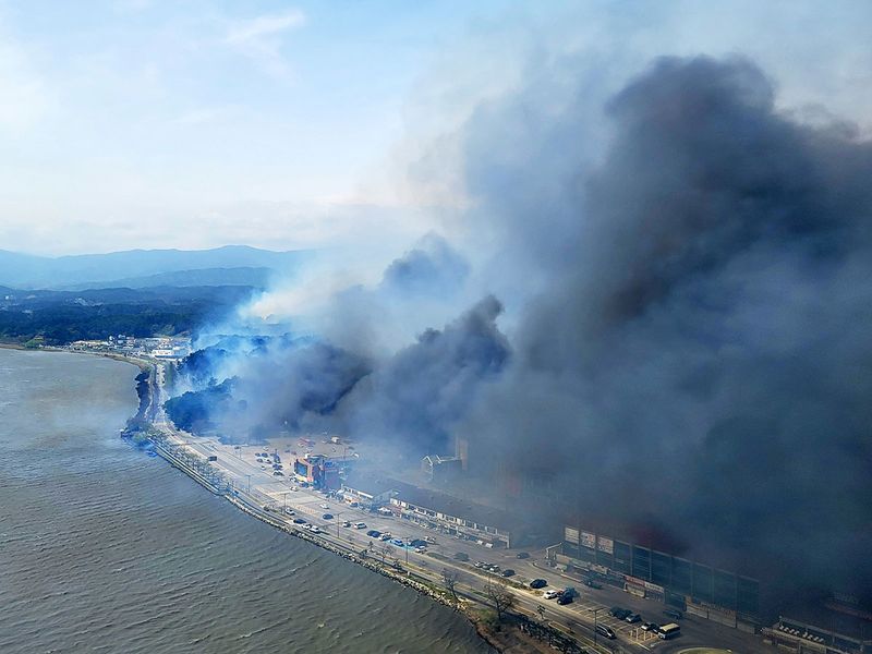 2023-04-11T050654Z_256012071_RC24C0AR4M43_RTRMADP_3_SOUTHKOREA-FIRE-(Read-Only)