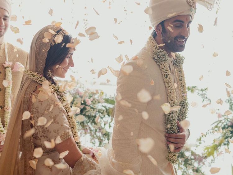 Alia Bhatt-Ranbir Kapoor raise a toast to new beginnings, cut stunning  wedding cake