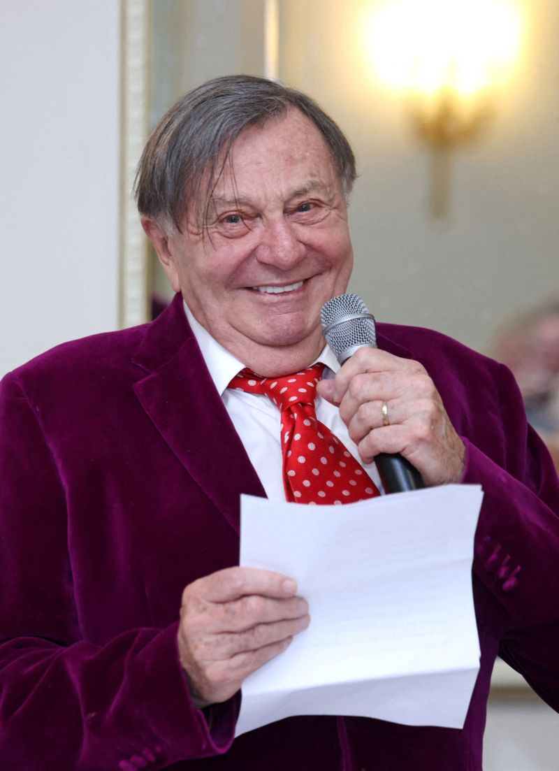 Barry Humphries-1682165453339