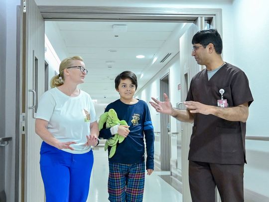 Dr._Kesava_Ananth_Ramakrishnan,_Consultant_Pediatric_Intensive_Care_Unit,_Burjeel_Medical_City,_with_the_Leonardo_and_his_mother-1683037545758