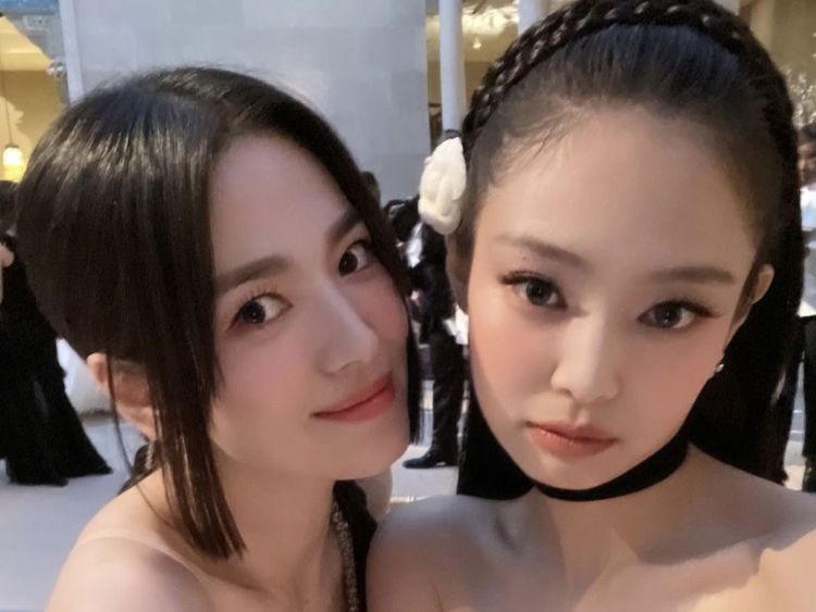 South Korean stars Jennie and Song Hye-kyo share viral selfie from the Met  Gala 2023, Jackson Wang stuns in black