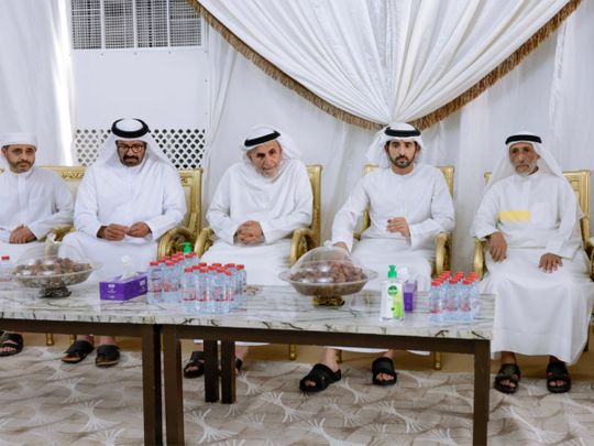 الشيخ حمدان والشيخ أحمد يعزيان أسرة إطفائي دبي