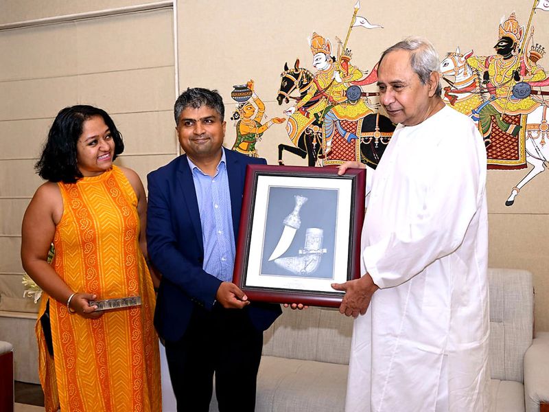 Priyadarshee Panigrahi (centre) thanking Odisha Chief Minister Naveen Patnaik (right), by presenting him a memento after arriving in Bhubaneswar, on the first direct flight between Dubai and Bhubaneswar on May 15 